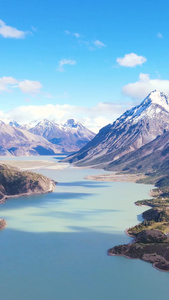 航拍雪山下的天然湖泊大自然壮美中国视频