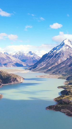 航拍雪山下的天然湖泊大自然壮美中国39秒视频