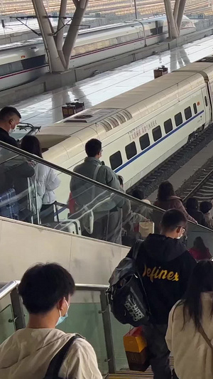 城市春运高峰期高铁站台上车的旅客素材城市素材56秒视频