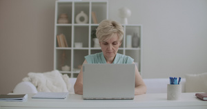 中年妇女在家里使用笔记本电脑17秒视频