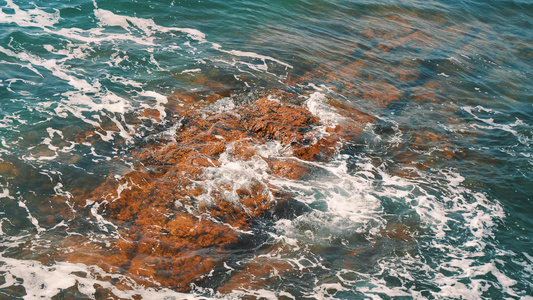 4k海边海水撞击石头唯美升格镜头视频