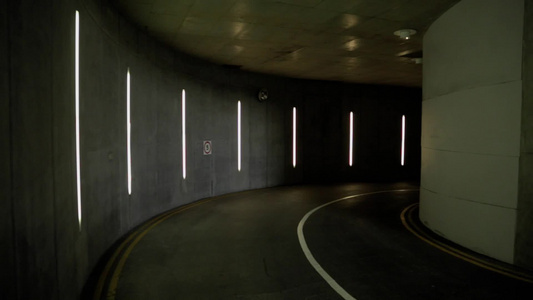 驾驶车进入地下停车场的隧道内并使用视频
