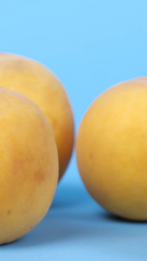 黄桃组合蓝背景水果26秒视频