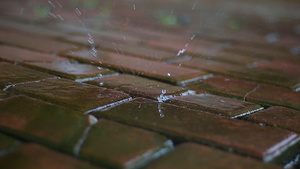 下雨天漏水实拍视频素材83秒视频