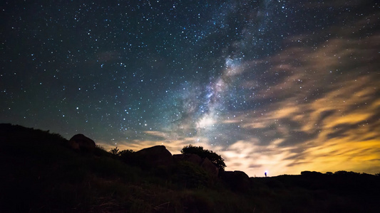 4K山脉山坡云朵星空银河延时视频