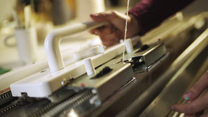 在编织机上工作的妇女用手动编织机生产22秒视频