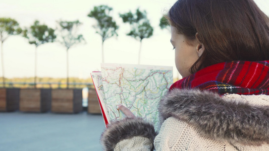 女孩正在寻找地图上想要的路线在地图上视频