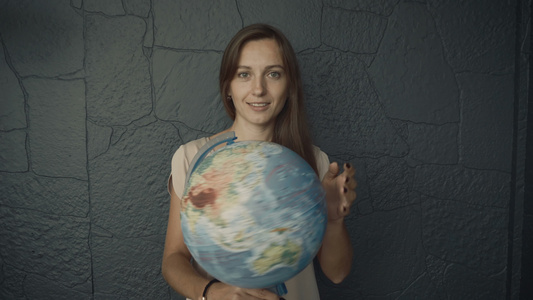 女人环绕着地球视频