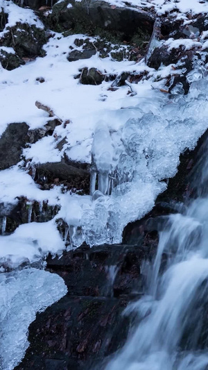 冬季冰雪溪水水流延时冬季风景15秒视频