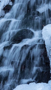 冬季冰雪溪水水流延时冬季水流视频