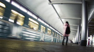 在地铁站的乘客时间失效8秒视频