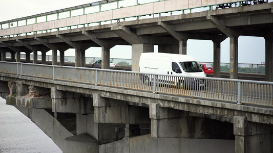 早上开着汽车的公路桥视频