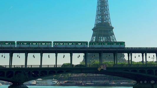 在桥和埃菲尔铁塔上的地铁列车视频