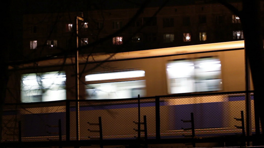 夜间地铁列车的户外视频