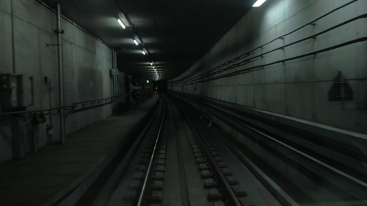 在黑暗地铁隧道中移动的列车小木舱视频