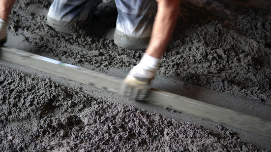 地面作业的石膏混凝土工人视频