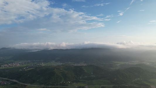 晨晖中的山野山地航拍视频