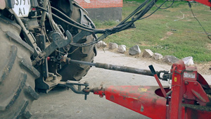农业拖拉机和奶制品农场拖车10秒视频