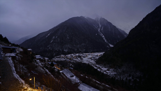 山谷中的村落夜景延时视频