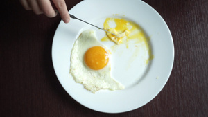 餐盘上用刀叉和子吃煎蛋9秒视频