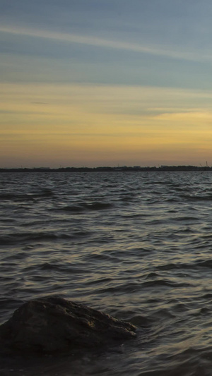 海面破船夕阳延时素材自然风光15秒视频