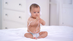4k婴儿听音乐28秒视频