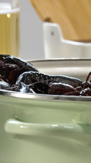 即将烹饪的小龙虾食材实拍香料配方6秒视频