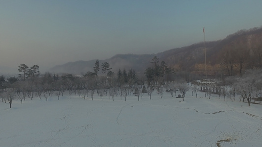 无人驾驶飞机飞越一个雪覆盖的田野视频