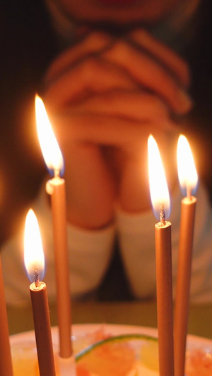 庆祝生日吹蜡烛许愿生活素材庆祝生日素材20秒视频
