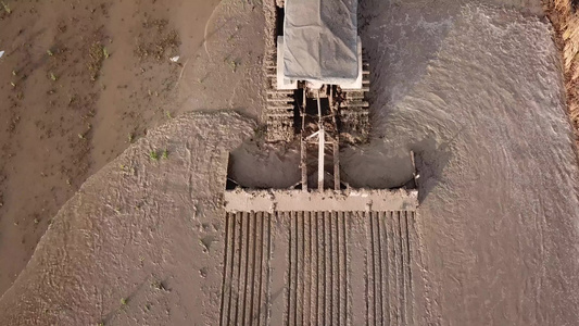 拖拉机耕种土地供耕种视频