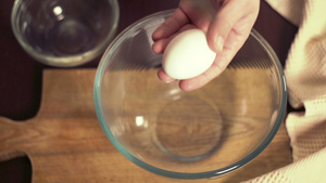 烘焙烹饪食物配料之从蛋白中分离蛋黄26秒视频