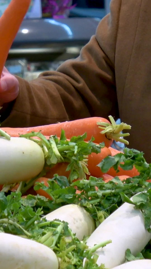 买菜挑拣疏菜的实拍镜头实拍选菜48秒视频