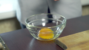 蛋液落入玻璃碗10秒视频