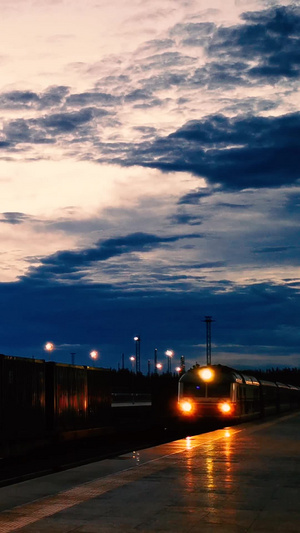 夜幕降临时分驶进新疆库车火车站的列车 47秒视频