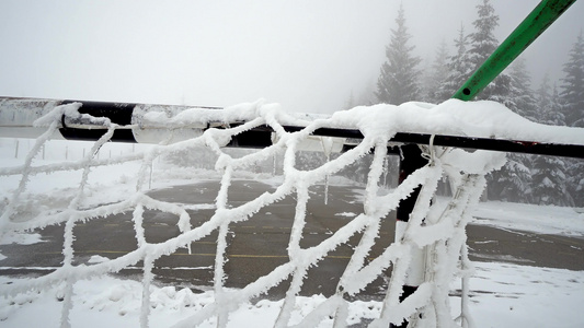 冬季打手球或足球运动田地的雪球和橄榄球比赛网视频