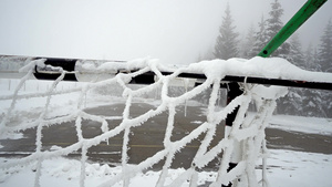 冬季足球网覆盖着雪15秒视频