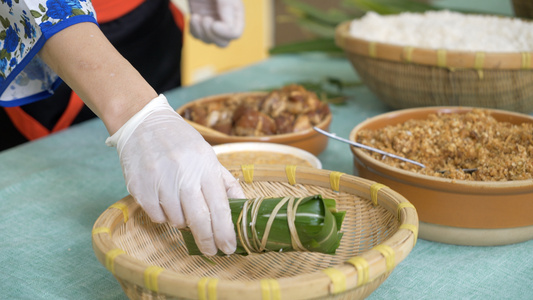 端午节包粽子制作粽子[裹成]视频