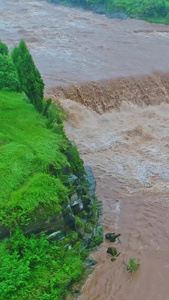 自然灾害梅雨季洪水暴雨后的中滩瀑布航拍视频