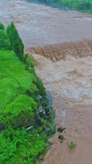 自然灾害梅雨季洪水暴雨后的中滩瀑布航拍12秒视频