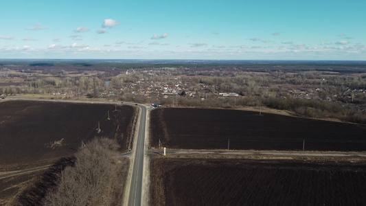 Arial无人机可以看到新犁过的田地准备在春季播种视频