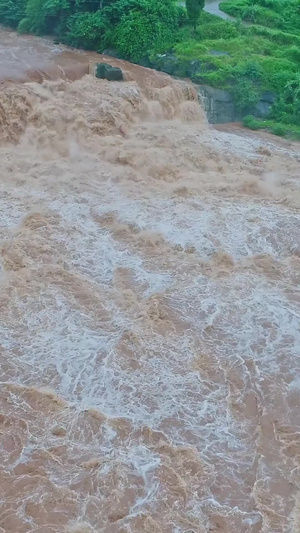 自然灾害梅雨季洪水暴雨后的中滩瀑布航拍12秒视频