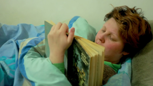妇女阅读第1本书视频