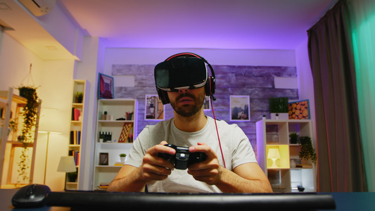 佩戴虚拟现实头盔的专业游戏手第一视角视频