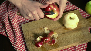 削苹果皮手切苹果皮纯素食物素食22秒视频