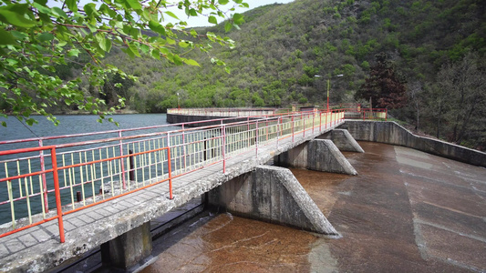 人造贮水池上溢水的水视频