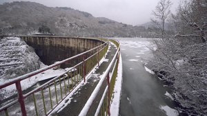 冬季美丽的冷冻河上的大坝20秒视频