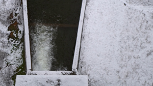 冬季大坝的排水15秒视频