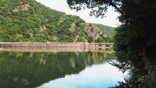 洪水淹水的湖大坝能发电在平静的水中大量反映天空视频