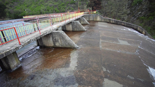 水坝排水量大坝的多余能力直到春季通气溢出视频