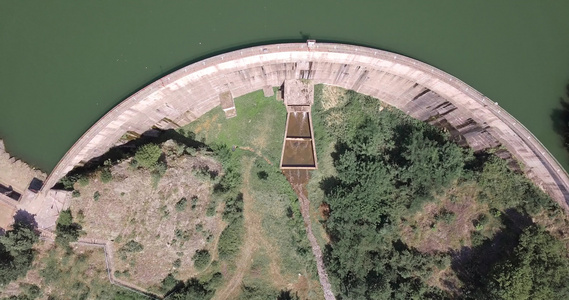 水力发电大坝拱门的空中航向视频